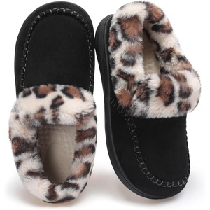 LeIsfIt Women’s Fuzzy Slippers Wide Toe Box Memory Foam House Shoes(Leopard)